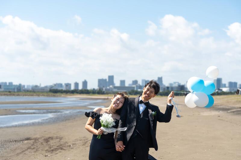 サングラスをしてオチャメなポージングで