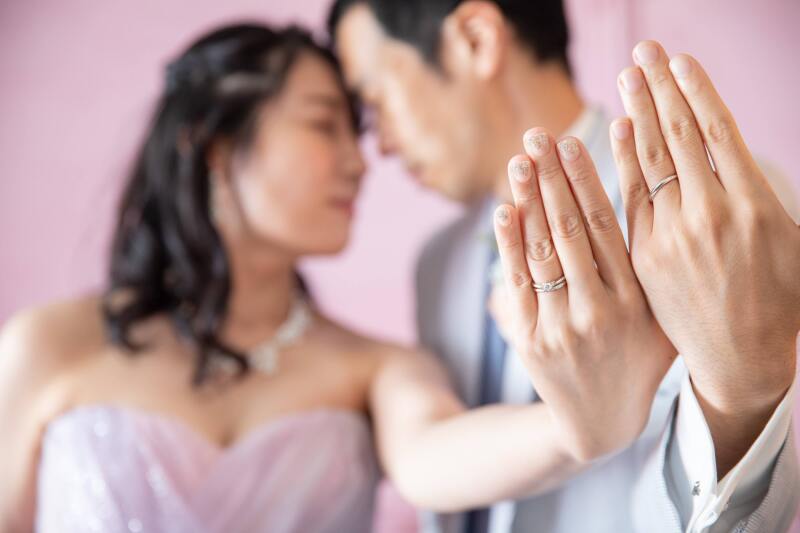 指輪にピントをあわせたオシャレカット