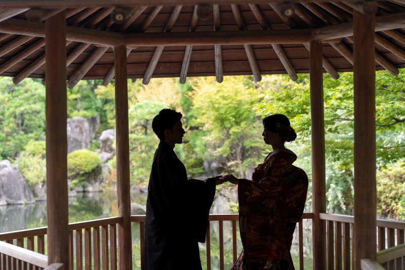 幻想的な光に包まれた東屋で