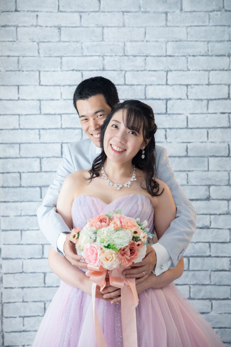 幸せそうな笑顔が素敵なバックハグポーズ
