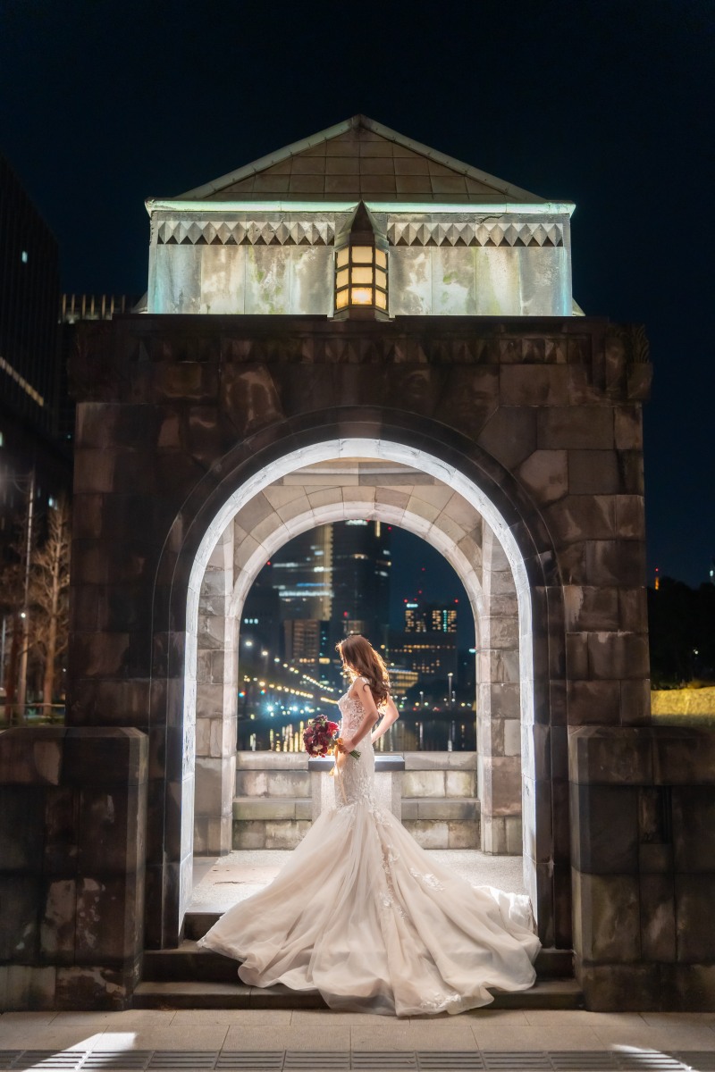 歴史ある門の前で美しく