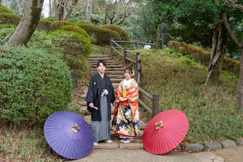 色鮮やかな番傘と階段で