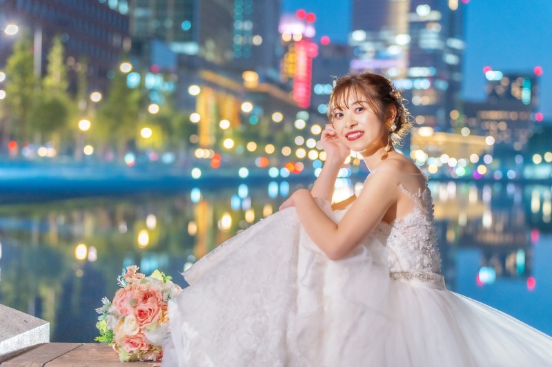 夜景をバックにご新婦様のソロショット撮影