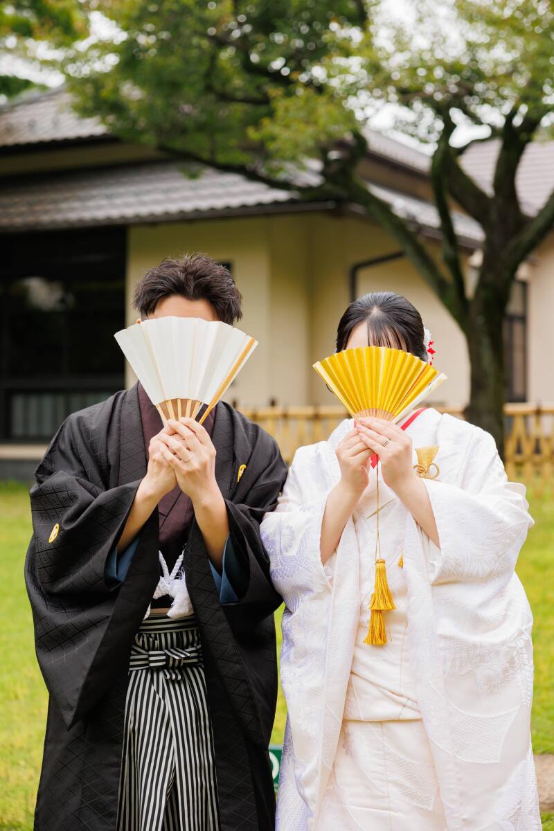 扇子でお顔隠しカット