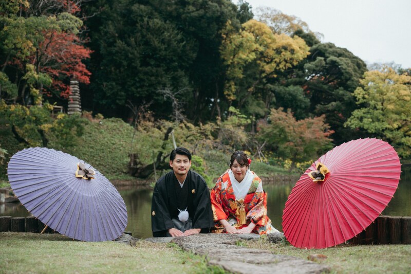 庭園をバックに正座&お辞儀カット