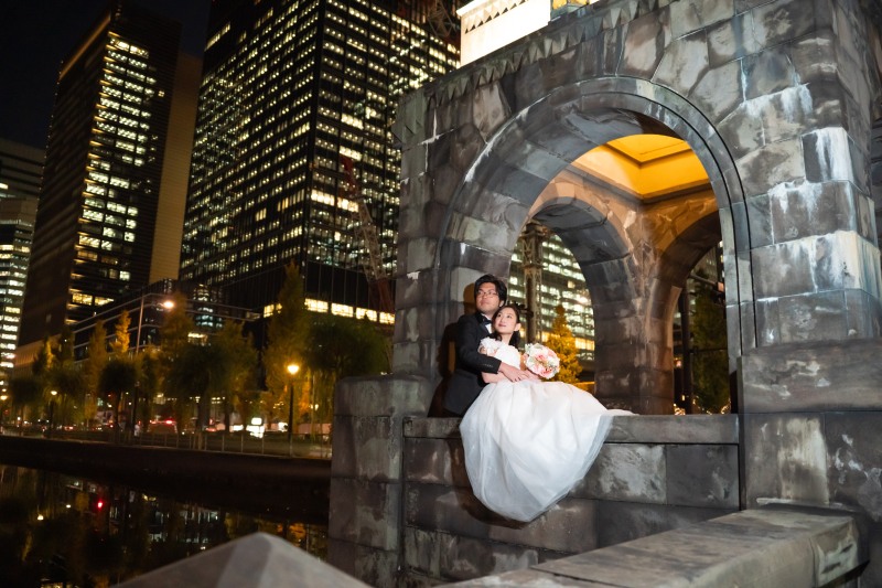 光り輝く街並みとウェディングドレス