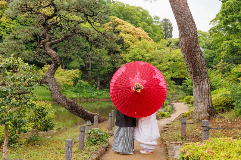 ライティングして和傘に二人のシルエットを写して
