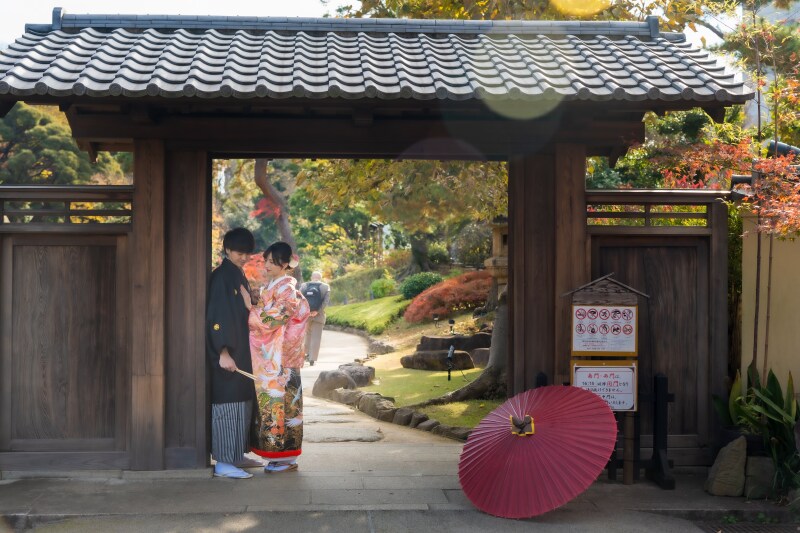 庭園入口の門にて