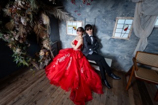 鮮やかなカラードレスを着てオシャレスタジオにて