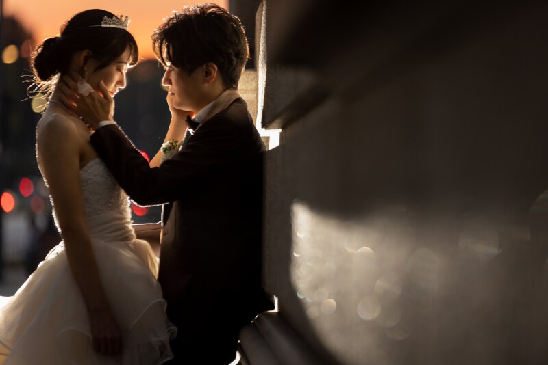 映画のワンシーンのような幻想的なナイトウェディングフォト