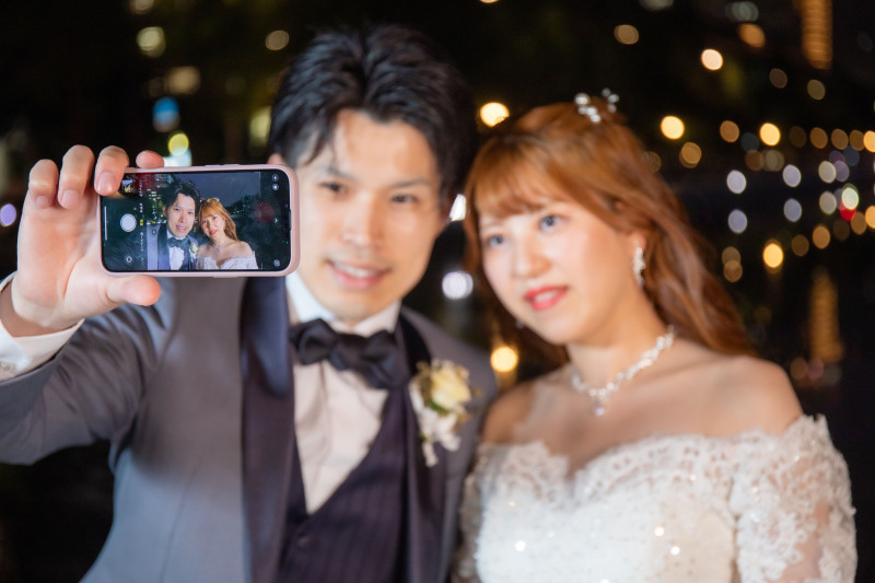 スマホ越しに