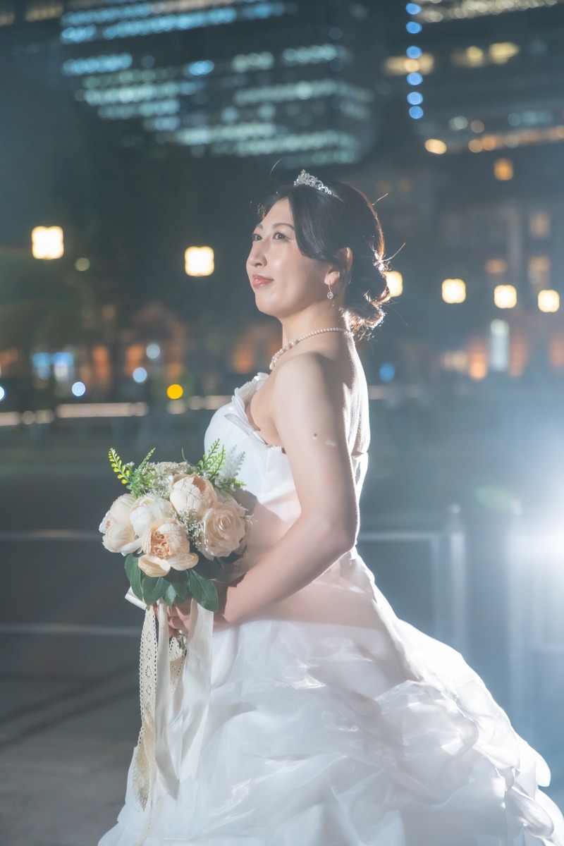 ブーケを手に微笑む新婦