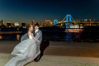 夕暮れから夜景へ移ろうお台場ロケーション。海辺と光に包まれた特別な洋装フォト。