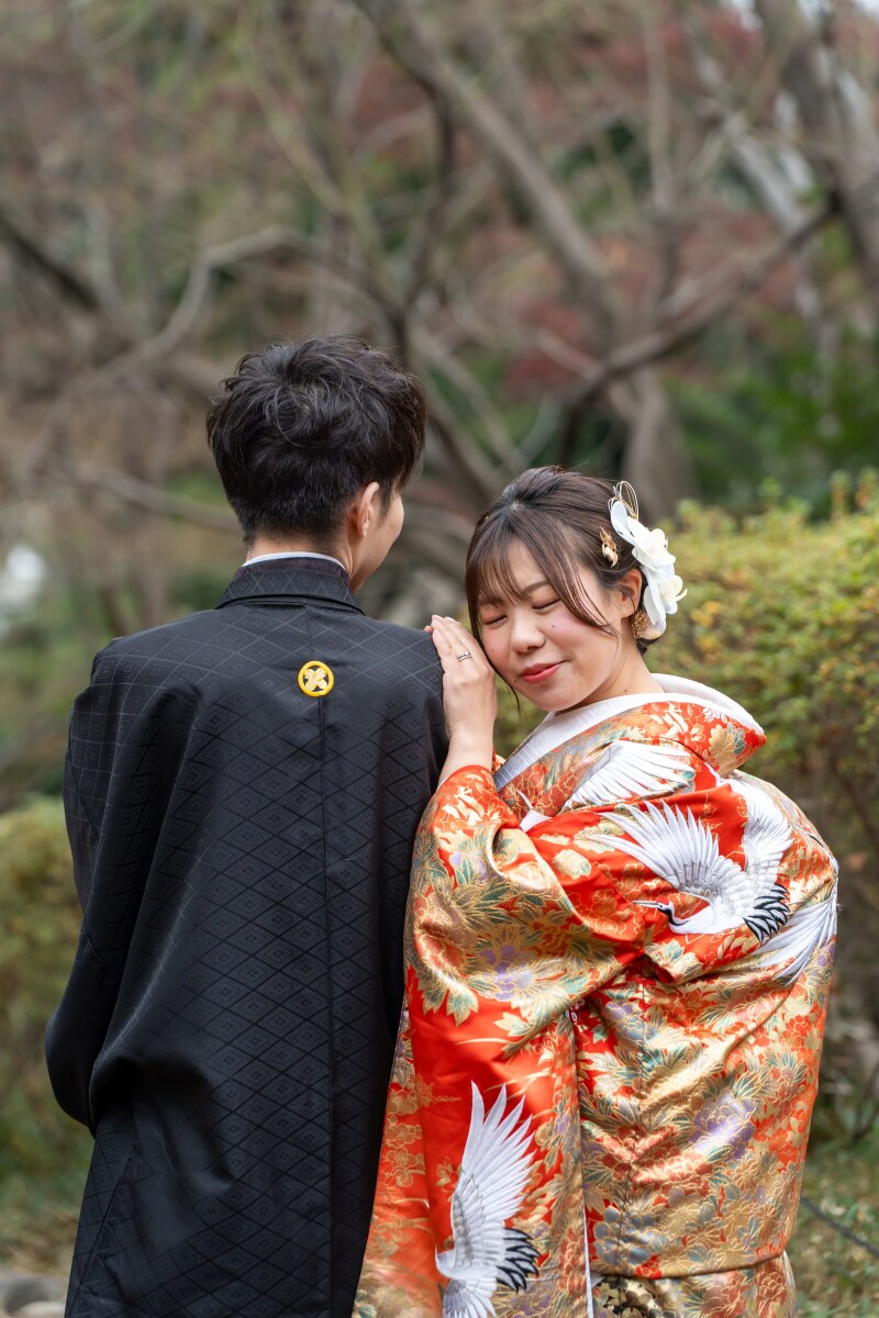 肩に手を添えて、穏やかに