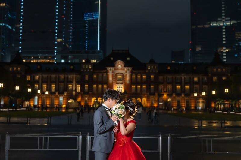 東京駅前で寄り添う新郎新婦