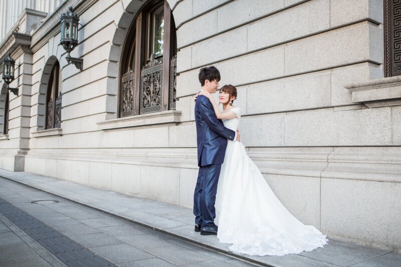 洋館の建物をバックに