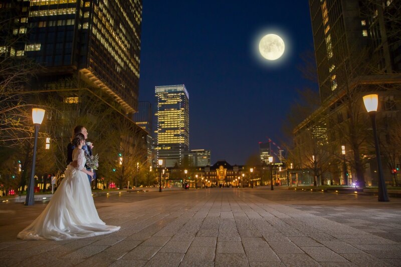 夜の東京駅に浮かぶお二人