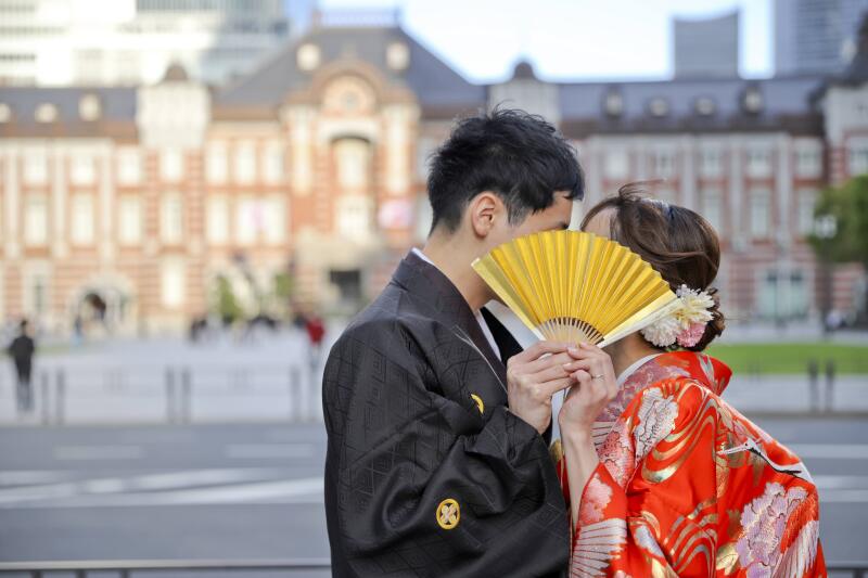 扇子でお顔を隠して