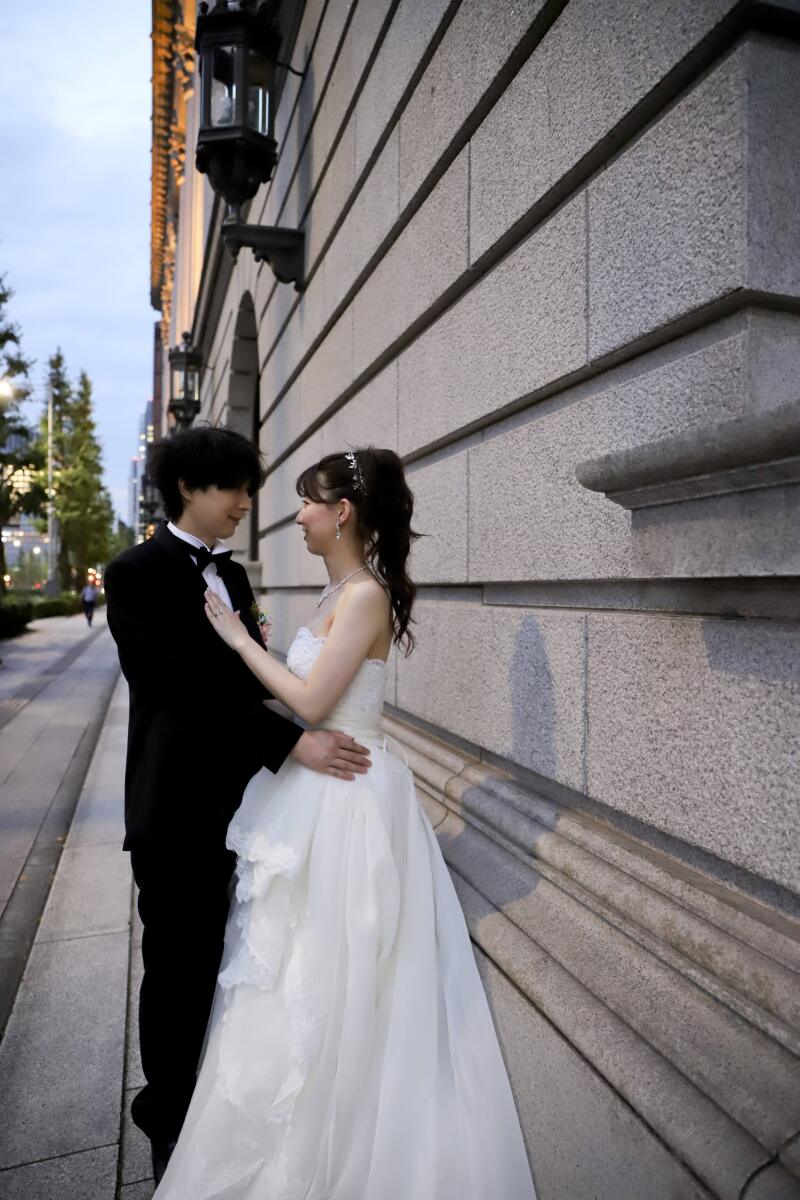 ドレスを着替えて丸の内周辺へロケ撮影に