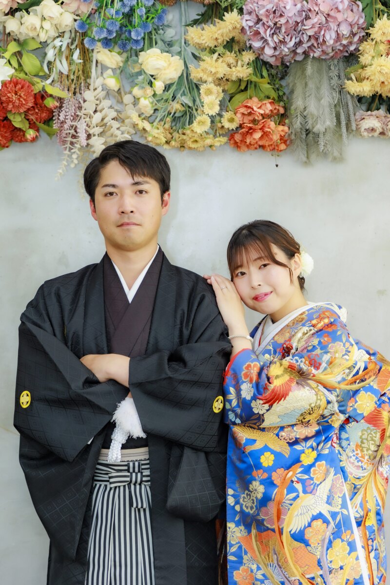 腕組みしてカッコいいご新郎様に寄り添うご新婦様