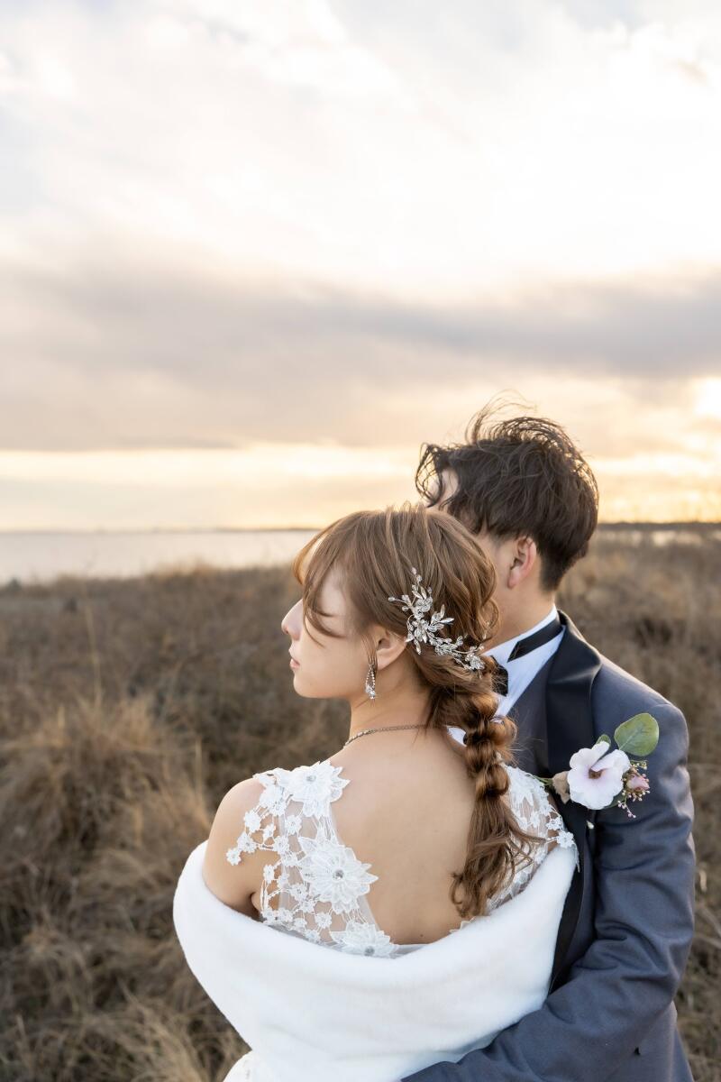 優しく包み込むご新郎様の腕