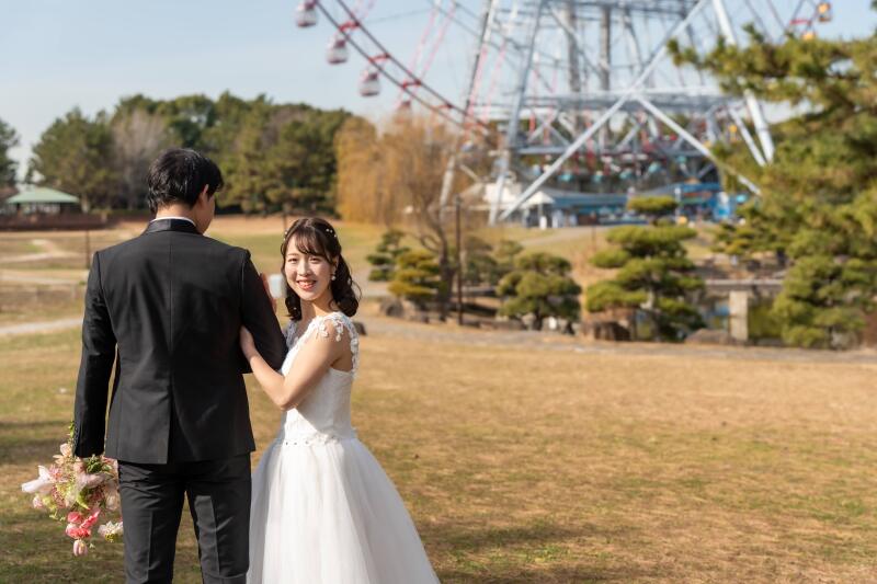 観覧車を背景に