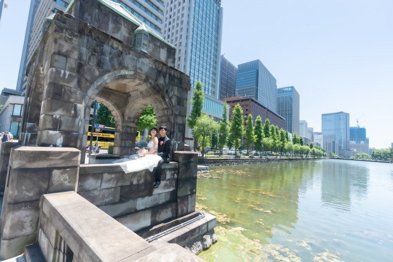 水辺のアーチ門と摩天楼