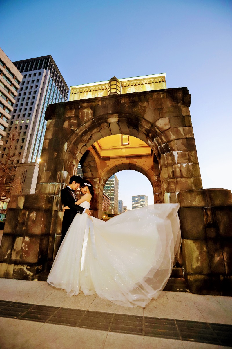 愛の門出を象徴するアーチ