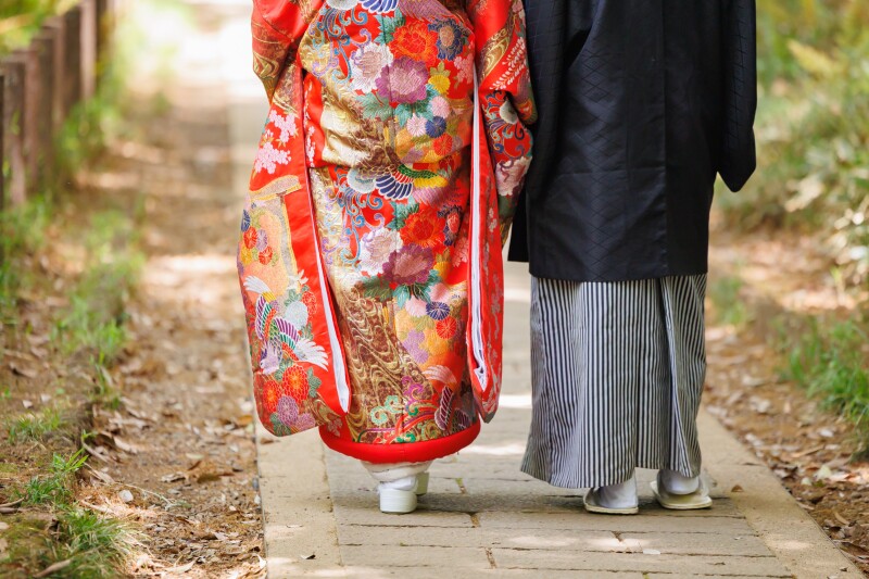 色打掛の裾と足元にズーム