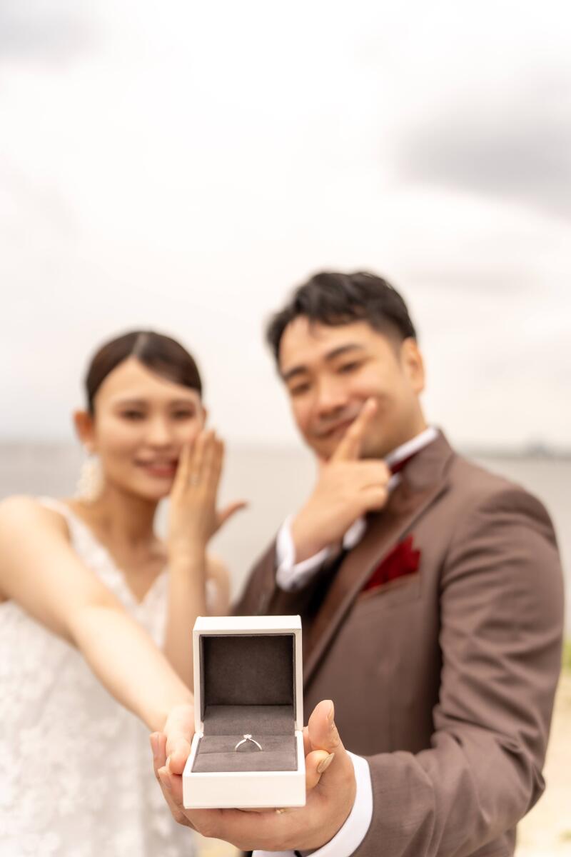 指輪にピントを合わせた奥ではオチャメなお二人
