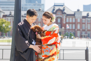 庭園では二人で、庭園の門と東京駅で愛犬と一緒に撮る和装ウエディングフォト