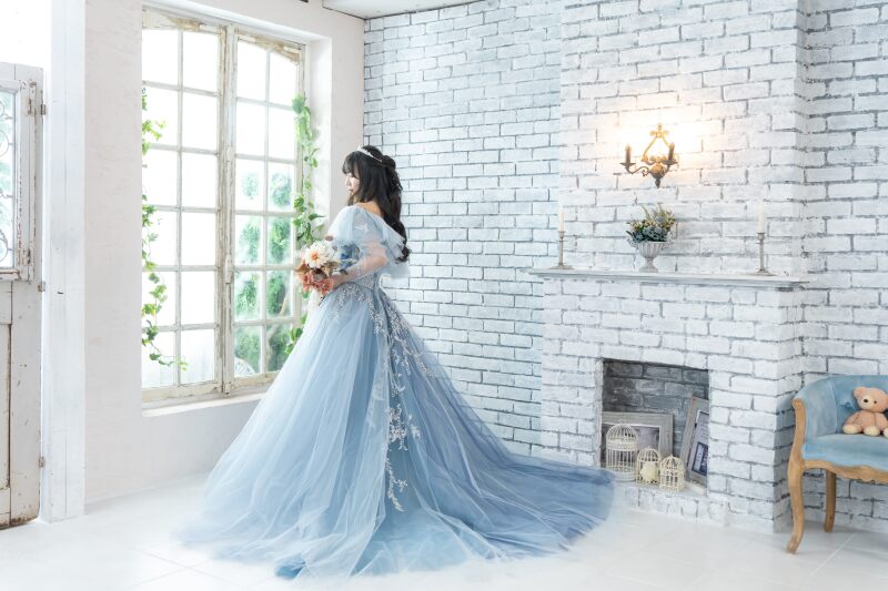 窓辺で光をまとう新婦