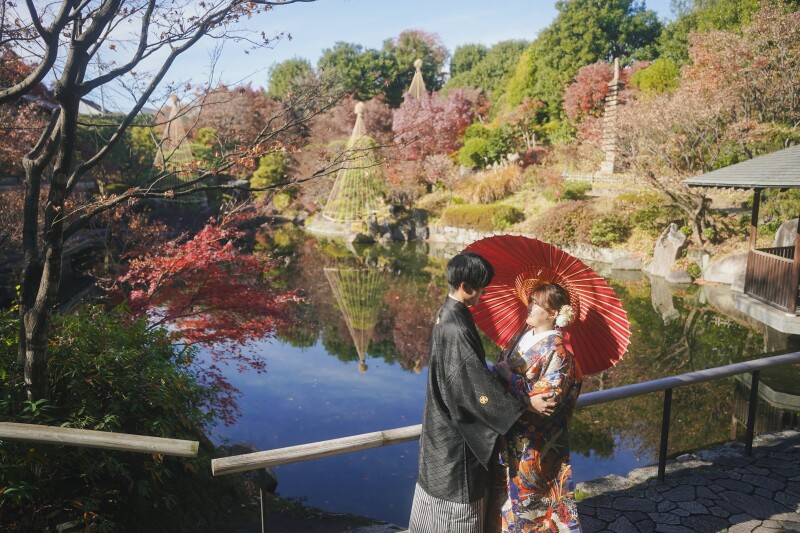 鮮やかな庭園の景観をバックに