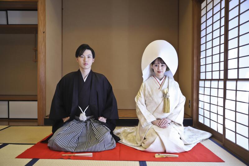 畳座敷、綿帽子の凛とした装い