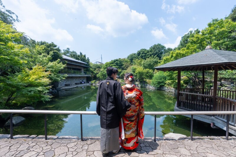 東屋から望む庭園の池