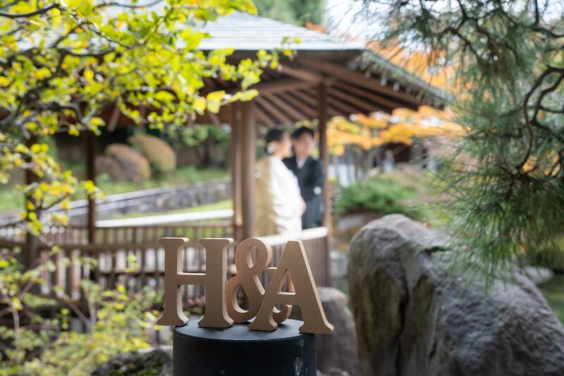 小さな飾り物が彩る記念写真