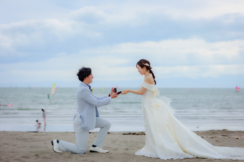 海辺で感動的なサプライズプロポーズを