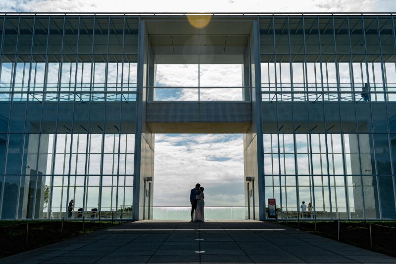 ドラマのワンシーンのような抱き合うカット