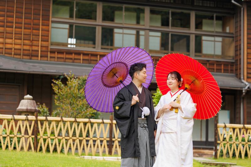 和風建築をバックに