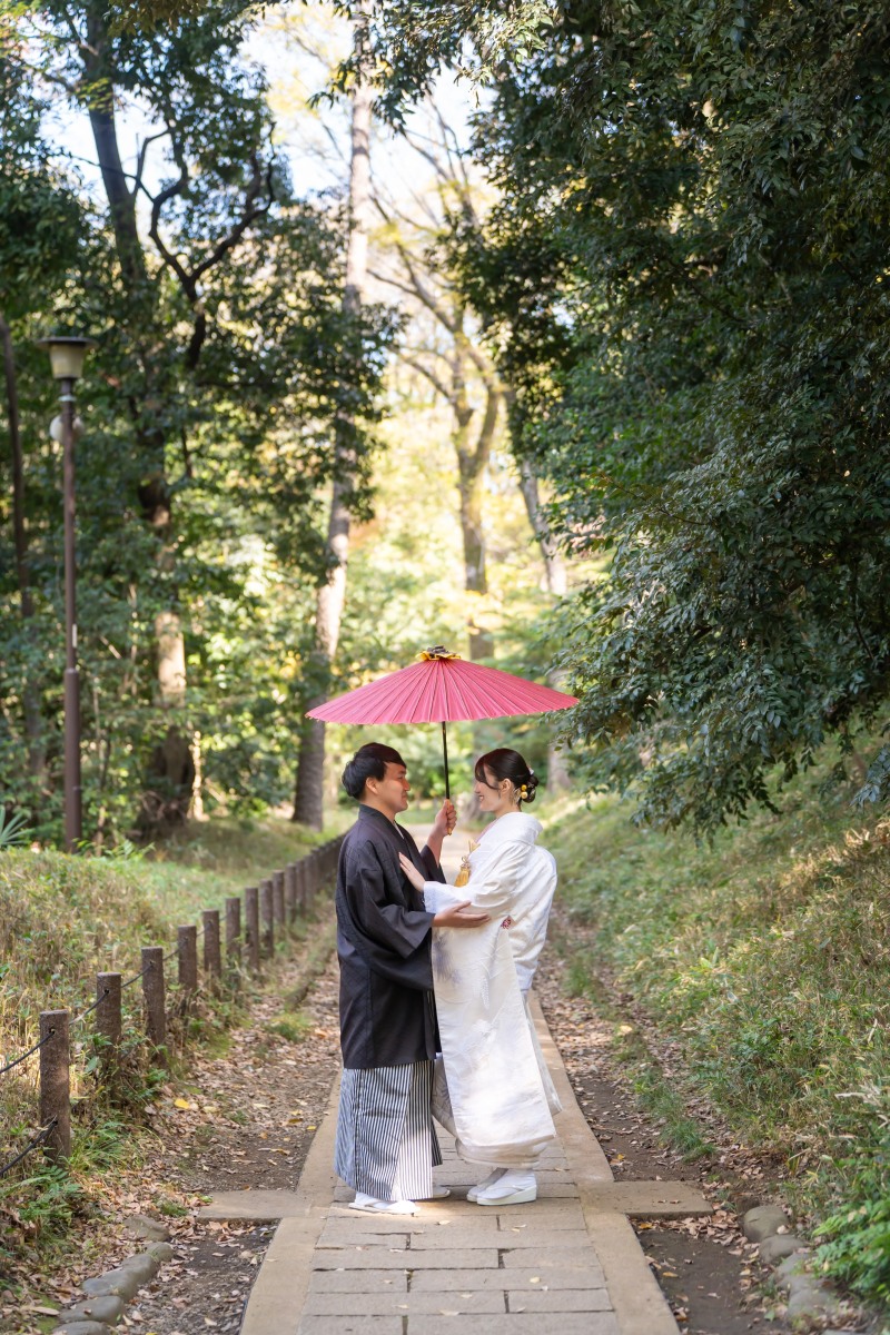 紅傘の下に重なる笑顔