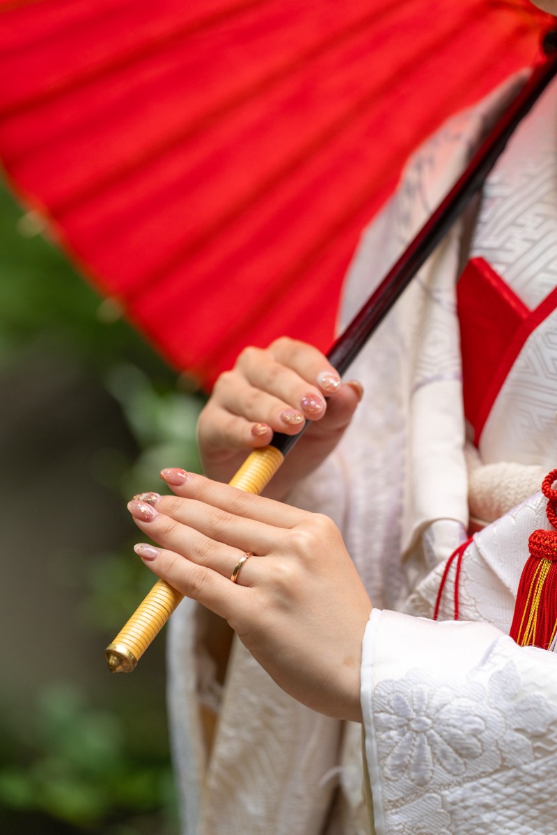 赤い番傘に映える和装ネイル