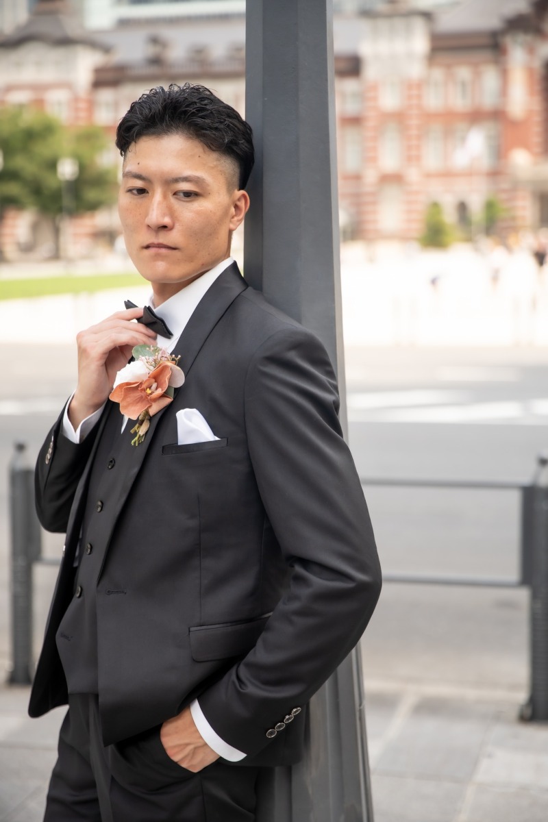 蝶ネクタイを整える新郎の凛々しい表情