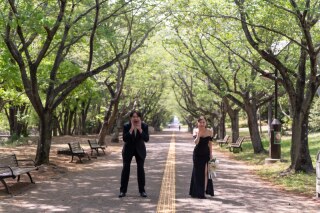 ブラックドレス＆タキシードで海と緑の自然満喫！東京前撮りロケーション撮影