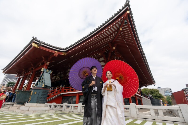 浅草寺本堂の大屋根を見上げる二人