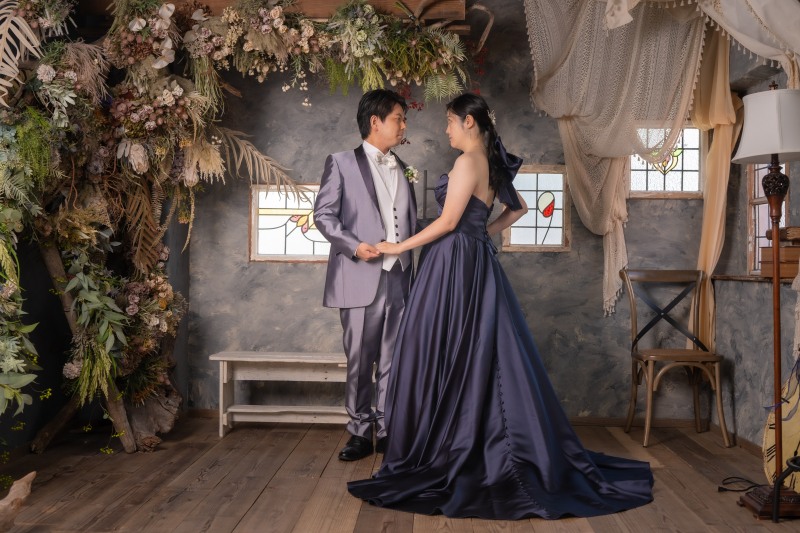 バルコニーのブルードレスの婦人背景 0605152450_5cf760324fecc.jpg