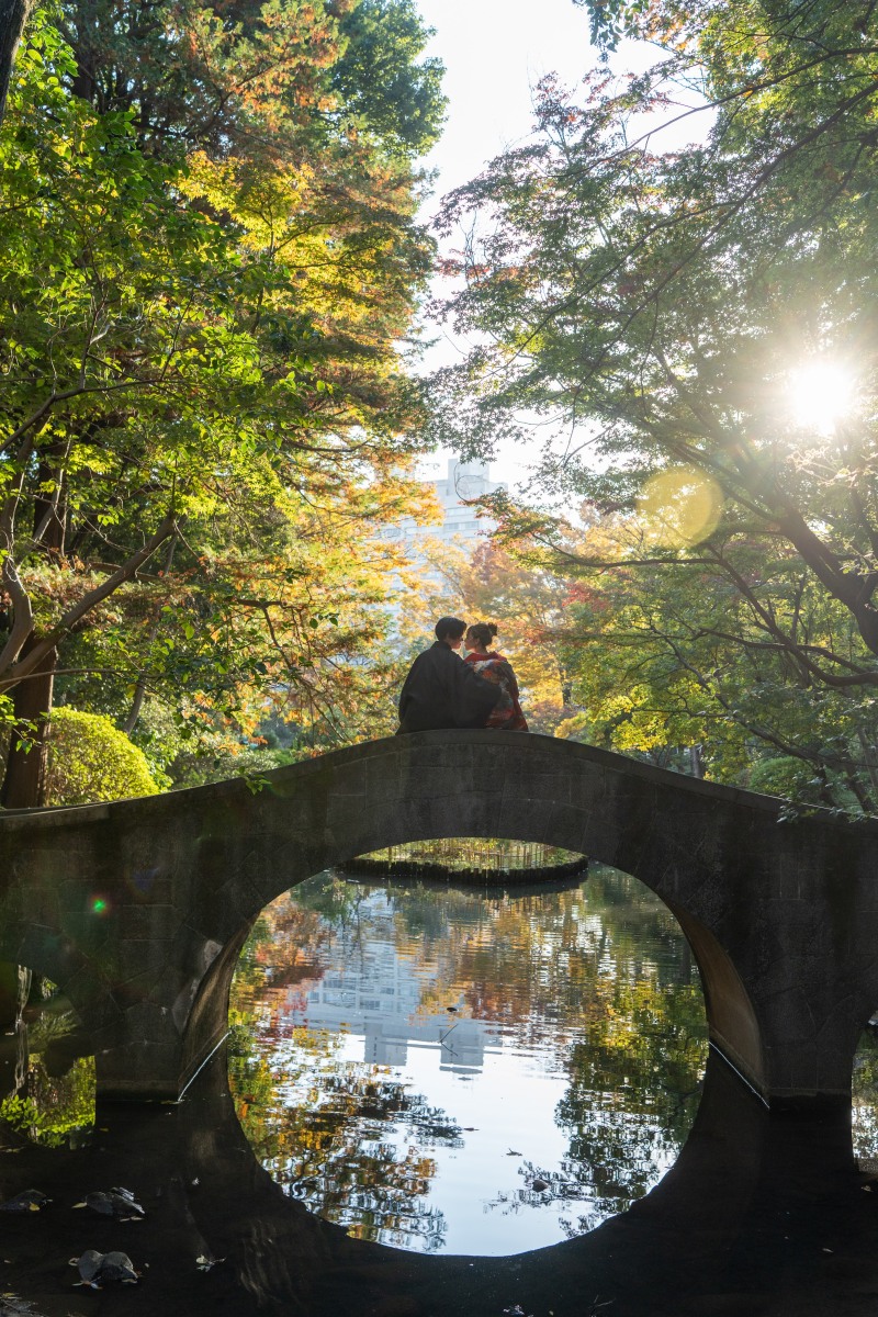 水面に映り込むお二人のシルエット