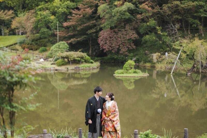 庭園を背景に