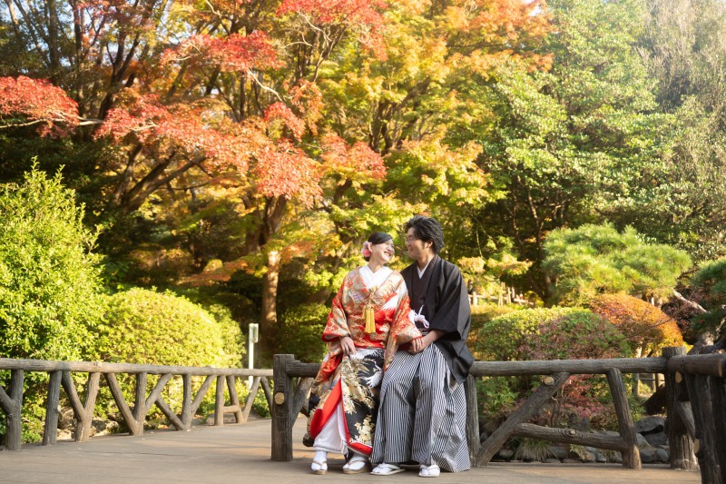 彩り豊かな紅葉を背景に寄り添って