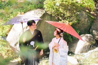 秋めいた庭園での白無垢和装ロケーション撮影