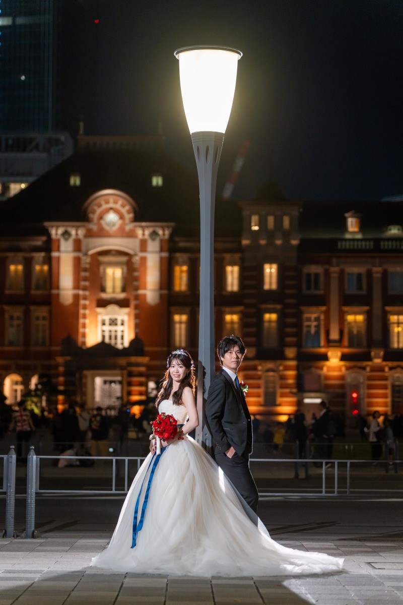 街灯の下、寄り添う二人